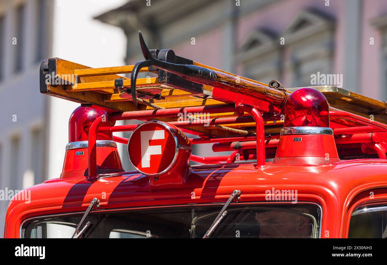 Mitglieder des Museums für Feuerwehr, Handwerk und Landwirtschaft in Endingen sind mit einem Cadillac, Baujahr 1933 am Festumzug präsent. (Bad Zurzach, Stockfoto