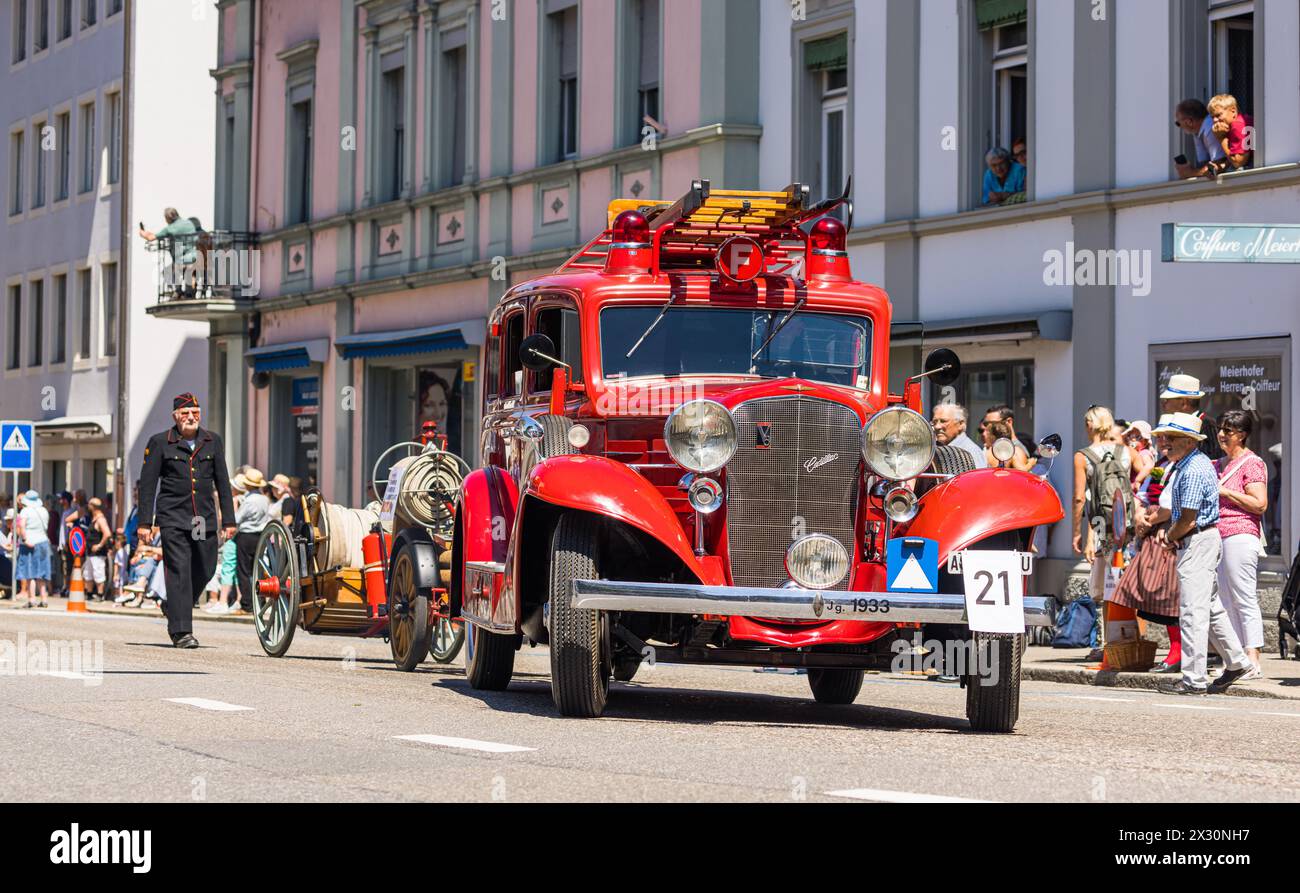 Mitglieder des Museums für Feuerwehr, Handwerk und Landwirtschaft in Endingen sind mit einem Cadillac, Baujahr 1933 am Festumzug präsent. (Bad Zurzach, Stockfoto