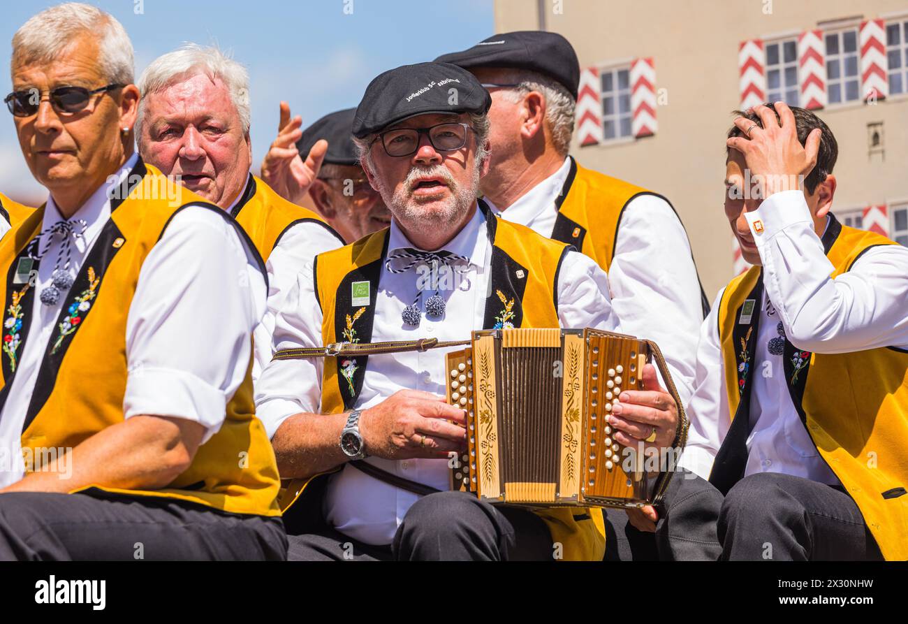 Bei den verschiedenen Jodlergruppen herscht feierliche Stimmung. (Bad Zurzach, Schweiz, 12.06.2022) Stockfoto