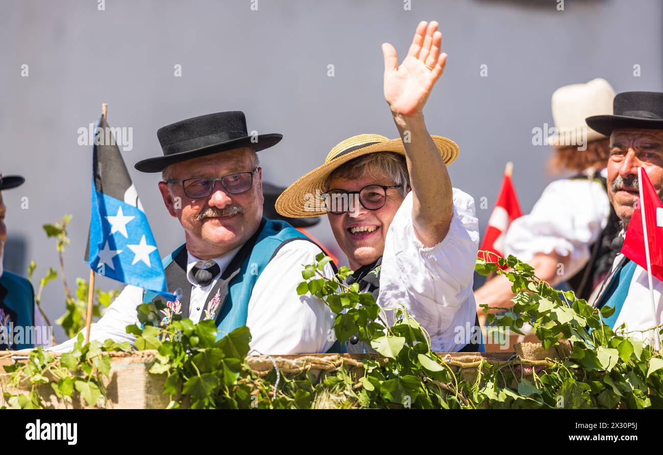 Eine Frau winkt dem Publikum am Strassenrand zu. (Bad Zurzach, Schweiz, 12.06.2022) Stockfoto