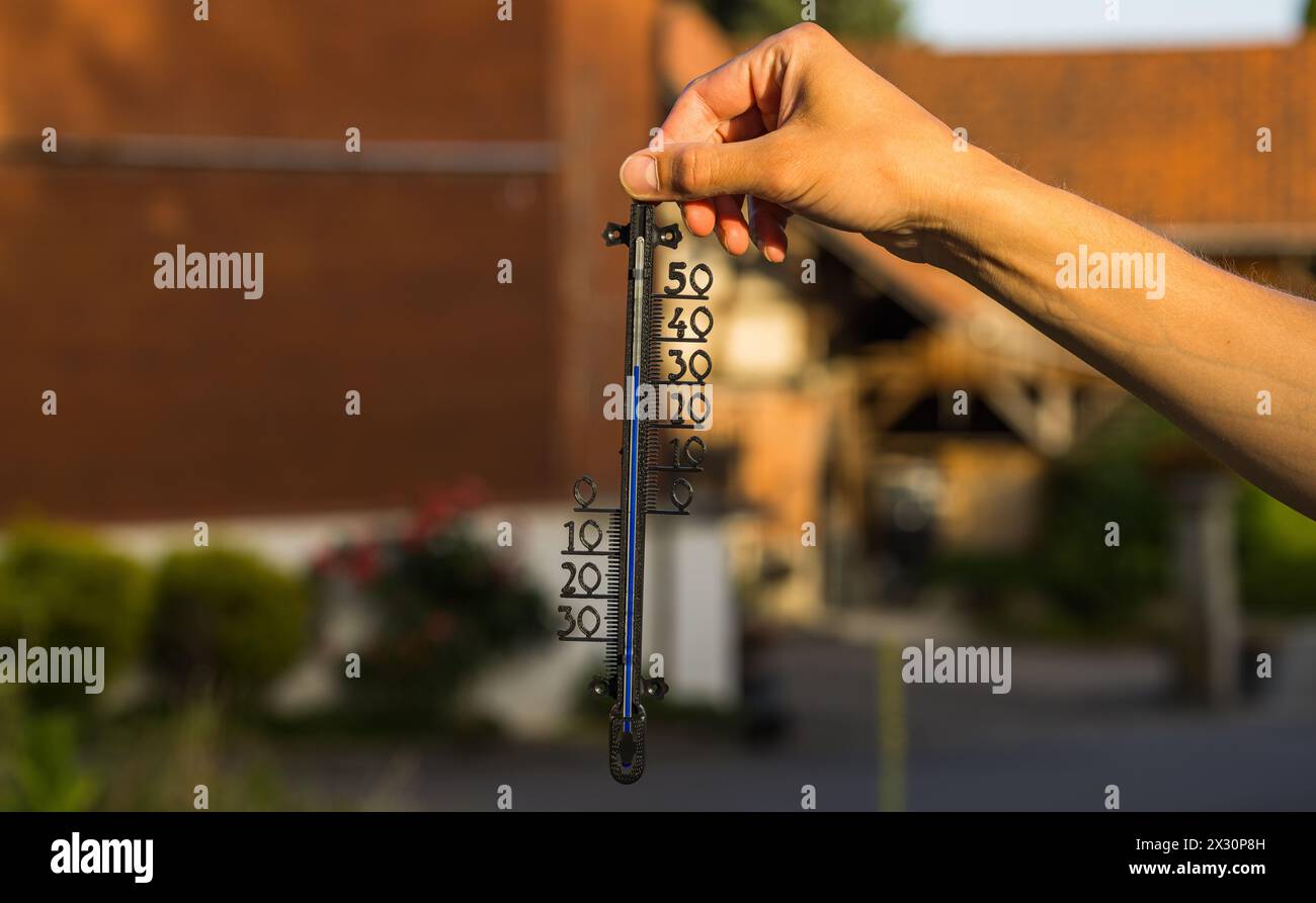 Auch am Abend kurz vor 20 Uhr zeigt das Thermometer noch deutlich über 30 Grad an. Die erste Hitzwelle ist in Mitteleuropa realität. (Rafz, Schweiz, 1 Stockfoto