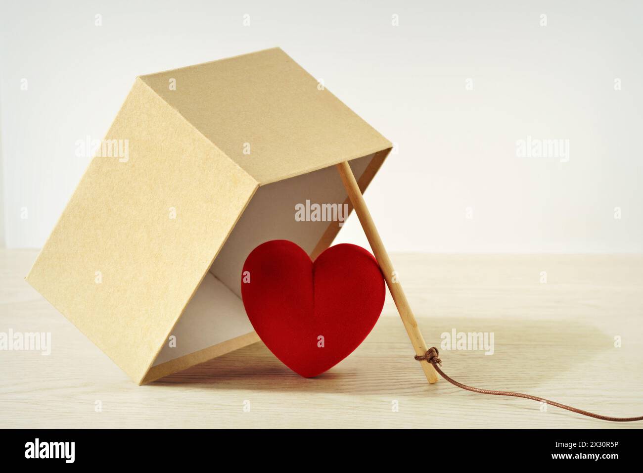 Heart-in-Box-Falle - Love-Fallen-Konzept Stockfoto