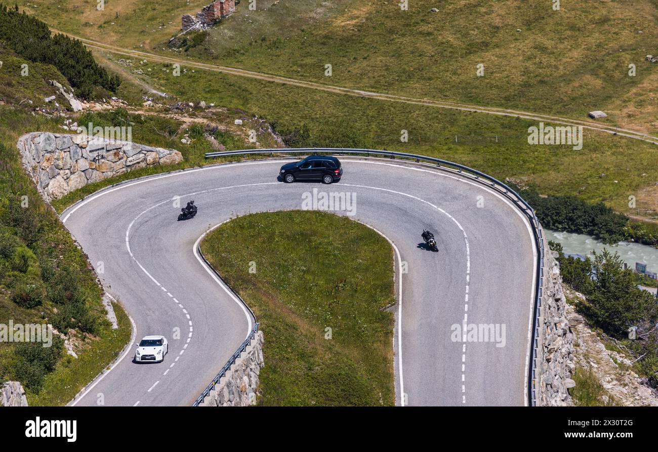 Die Grimselpassstrasse ist, wie die anderen Schweizer Passstrassen, wegen der vielen Kehrtwenden, eine gewollte Herausforderung für Motorradfahrer. (O Stockfoto