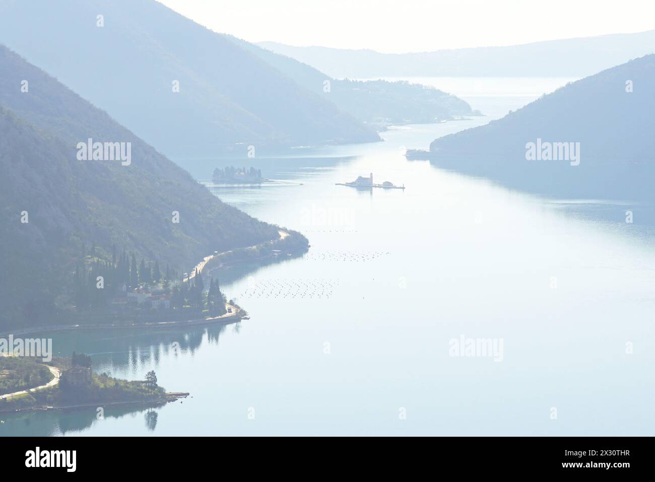 Verige Straße in der Bucht von Kotor am frühen Morgen - Blick vom Gradine Hügel auf die Adria, die Berge und die Perast Inseln in Montenegro. Stockfoto
