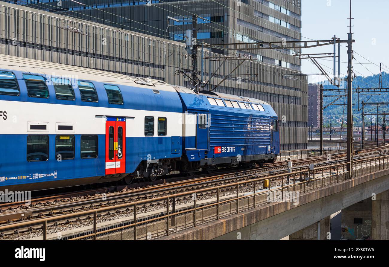 Die S-Bahn der Linie S7 ist auf dem Weg zum Bahnhof Zürich-Hardbrücke. Zielort ist die Stadt Rapperswil-Jona. (Zürich, Schweiz, 03.07.2022) Stockfoto Die S-Bahn der Linie S7 ist auf dem Weg zum Bahnhof Zürich-Hardbrücke. Zielort ist die Stadt Rapperswil-Jona. (Zürich, Schweiz, 03.07.2022) Stockfoto