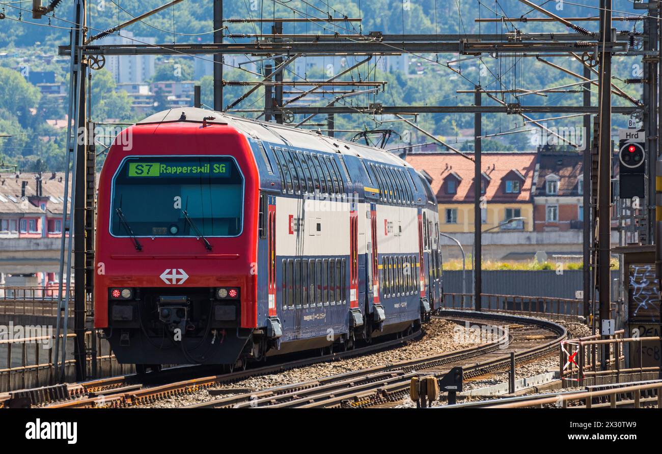 Die S-Bahn der Linie S7 ist auf dem Weg zum Bahnhof Zürich-Hardbrücke. Zielort ist die Stadt Rapperswil-Jona. (Zürich, Schweiz, 03.07.2022) Stockfoto Die S-Bahn der Linie S7 ist auf dem Weg zum Bahnhof Zürich-Hardbrücke. Zielort ist die Stadt Rapperswil-Jona. (Zürich, Schweiz, 03.07.2022) Stockfoto