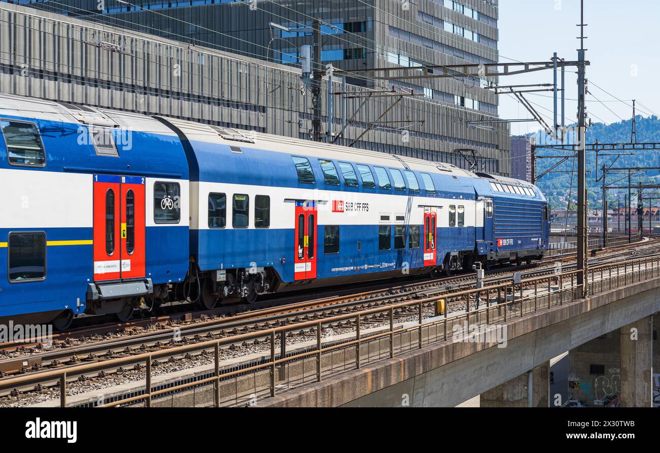 Die S-Bahn der Linie S7 ist auf dem Weg zum Bahnhof Zürich-Hardbrücke. Zielort ist die Stadt Rapperswil-Jona. (Zürich, Schweiz, 03.07.2022) Stockfoto Die S-Bahn der Linie S7 ist auf dem Weg zum Bahnhof Zürich-Hardbrücke. Zielort ist die Stadt Rapperswil-Jona. (Zürich, Schweiz, 03.07.2022) Stockfoto