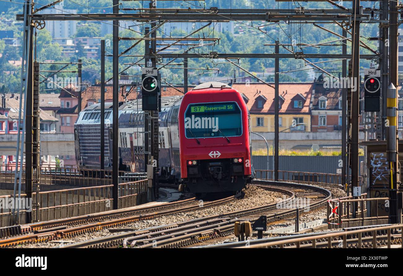 Die S-Bahn der Linie S7 ist auf dem Weg zum Bahnhof Zürich-Hardbrücke. Zielort ist die Stadt Rapperswil-Jona. (Zürich, Schweiz, 03.07.2022) Stockfoto Die S-Bahn der Linie S7 ist auf dem Weg zum Bahnhof Zürich-Hardbrücke. Zielort ist die Stadt Rapperswil-Jona. (Zürich, Schweiz, 03.07.2022) Stockfoto