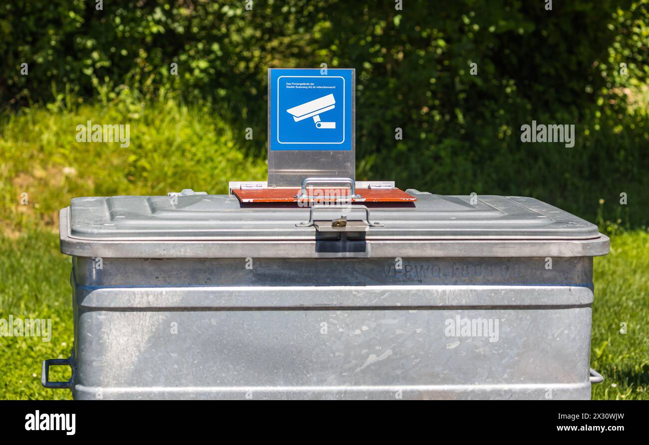 Auf einem Container vor dem Zentrallager der Firma Stadler Rail in Weinfelden ist ein Schild mit dem Hinweis angebracht, das der Bereich Video überwac Stockfoto