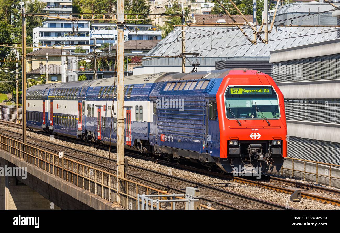 Die S-Bahn der Linie S7 ist auf dem Weg zum Bahnhof Zürich-Hardbrücke. Zielort ist die Stadt Rapperswil-Jona. (Zürich, Schweiz, 03.07.2022) Stockfoto Die S-Bahn der Linie S7 ist auf dem Weg zum Bahnhof Zürich-Hardbrücke. Zielort ist die Stadt Rapperswil-Jona. (Zürich, Schweiz, 03.07.2022) Stockfoto