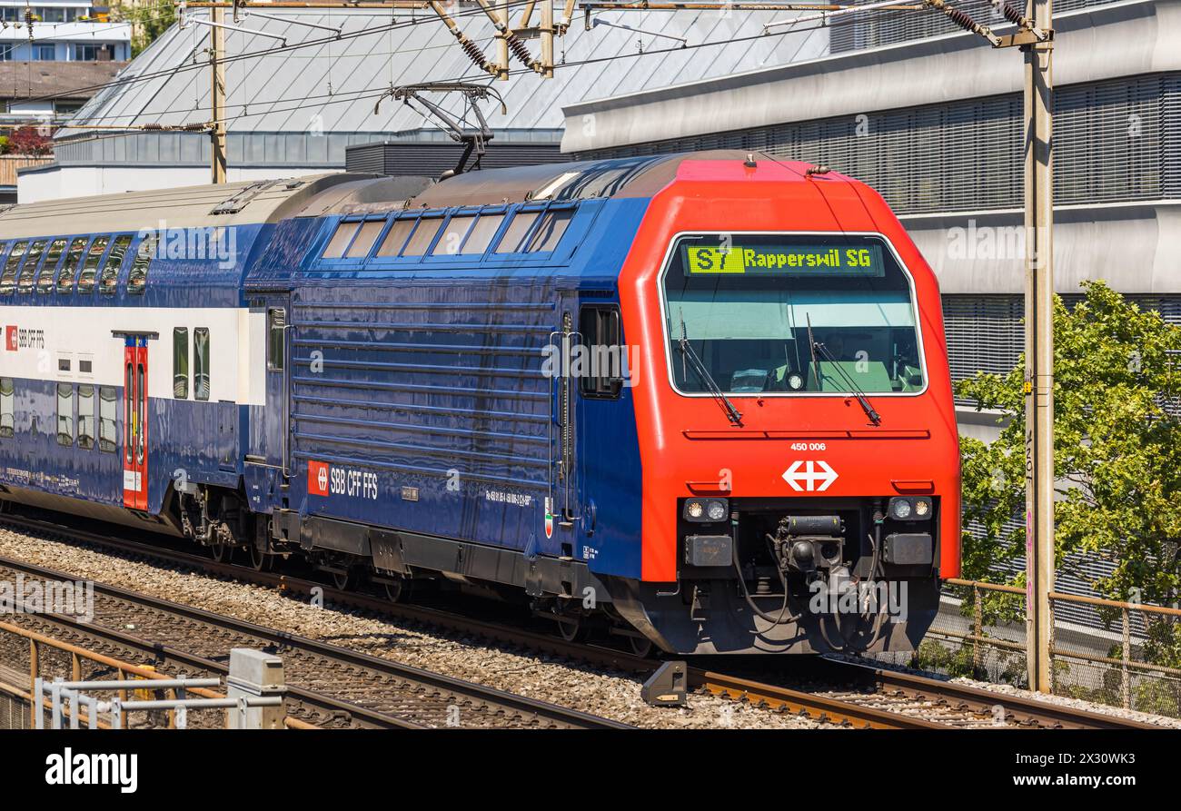 Die S-Bahn der Linie S7 ist auf dem Weg zum Bahnhof Zürich-Hardbrücke. Zielort ist die Stadt Rapperswil-Jona. (Zürich, Schweiz, 03.07.2022) Stockfoto Die S-Bahn der Linie S7 ist auf dem Weg zum Bahnhof Zürich-Hardbrücke. Zielort ist die Stadt Rapperswil-Jona. (Zürich, Schweiz, 03.07.2022) Stockfoto