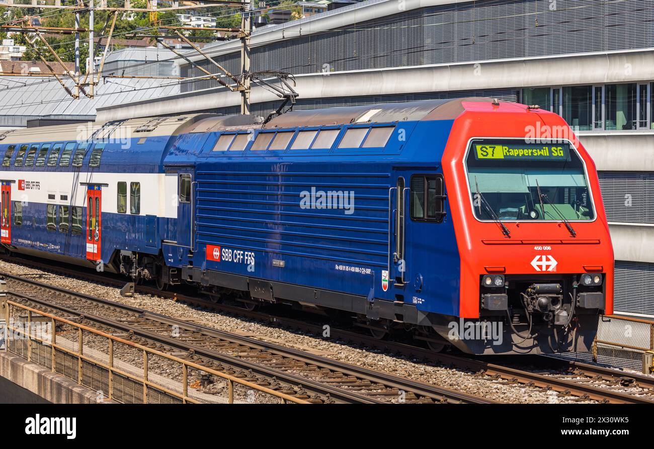 Die S-Bahn der Linie S7 ist auf dem Weg zum Bahnhof Zürich-Hardbrücke. Zielort ist die Stadt Rapperswil-Jona. (Zürich, Schweiz, 03.07.2022) Stockfoto Die S-Bahn der Linie S7 ist auf dem Weg zum Bahnhof Zürich-Hardbrücke. Zielort ist die Stadt Rapperswil-Jona. (Zürich, Schweiz, 03.07.2022) Stockfoto
