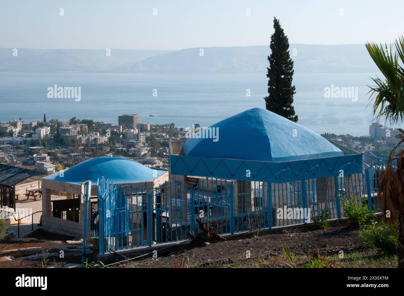 Heute befindet sich das Grab des Rabbiners Akiva, eines führenden jüdischen Gelehrten der talmudischen Ära, auf einem Hügel in Tiberias, oberhalb des Galiläa-Meeres im Norden Stockfoto