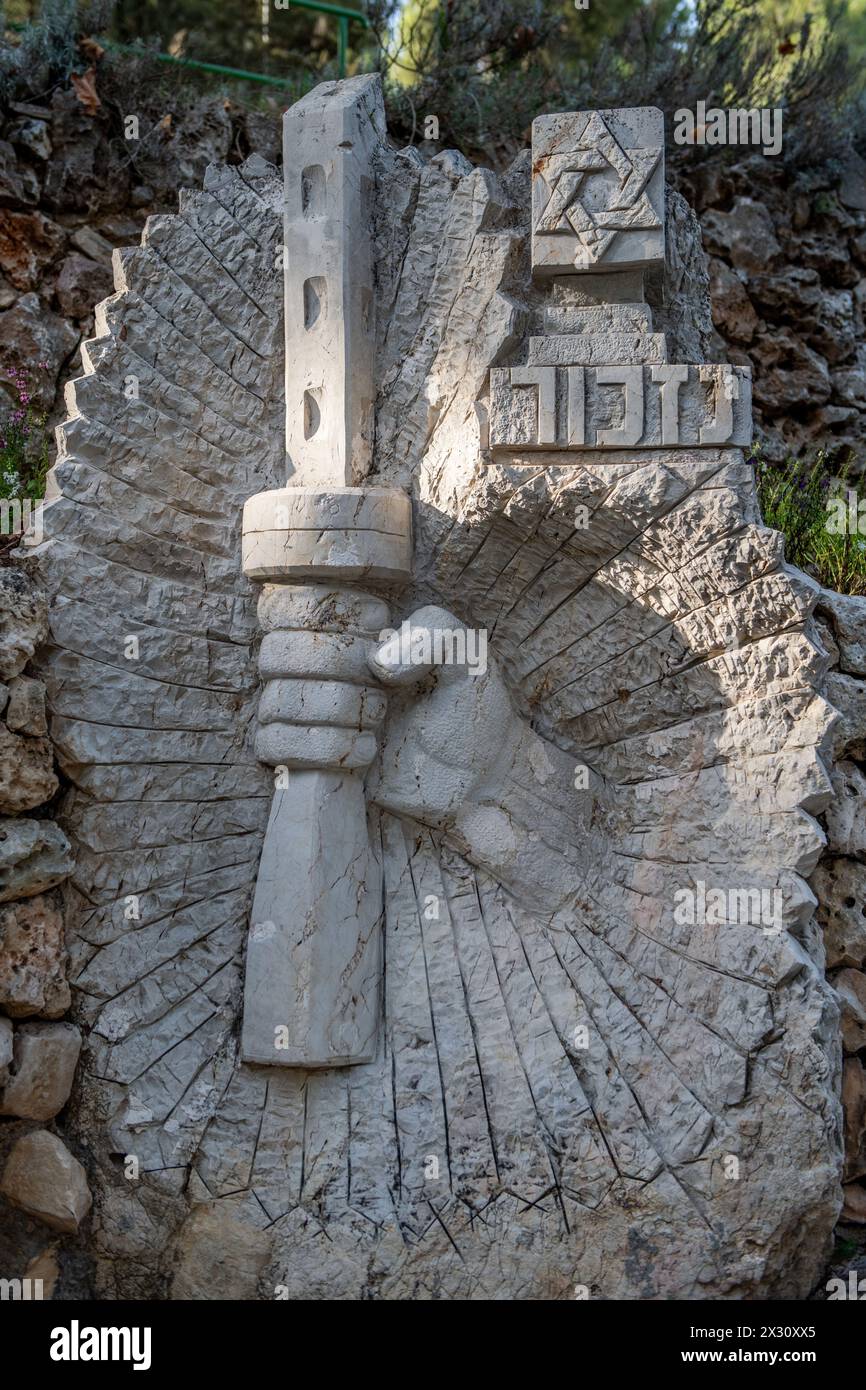 Gedenkskulptur in Felsen mit einer Hand, die ein Schwert hält, und einem jüdischen Stern mit den hebräischen Worten „Wir werden uns erinnern“ im Mount Herzl Militär Stockfoto