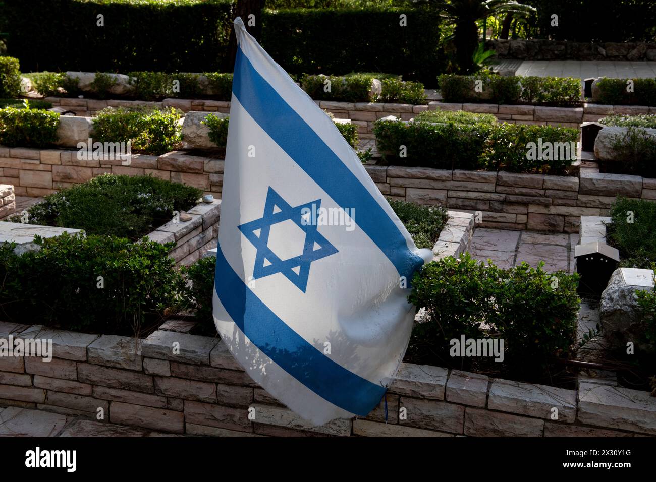 Eine einzige israelische Flagge auf dem Grab eines gefallenen israelischen Soldaten auf dem Militärfriedhof Mount Herzl in Jerusalem, Israel. Stockfoto
