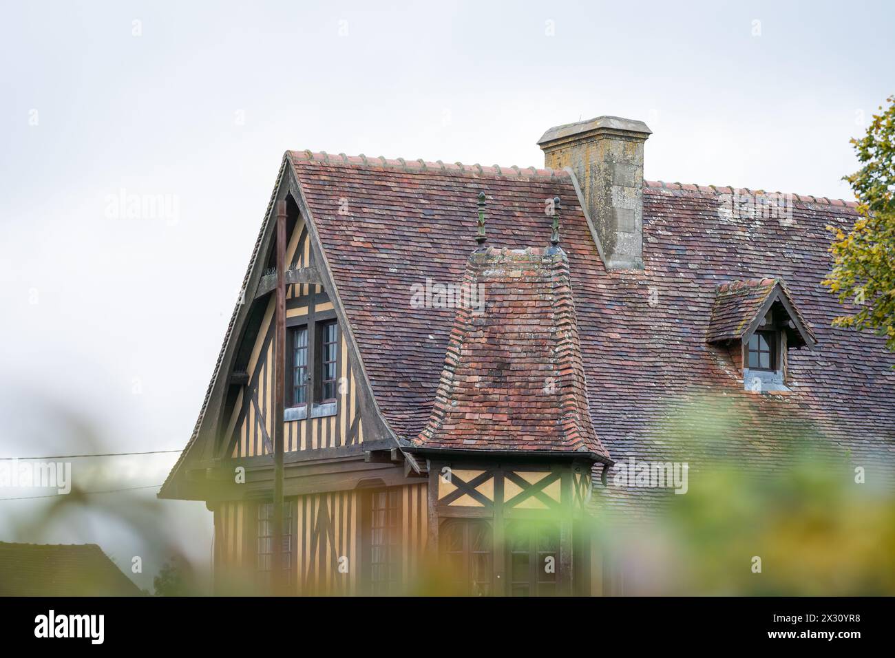 Typisches Haus der Normandie. Normannisches Fachwerkhaus mit handgefertigten Terrakotta-Dachziegeln. Stockfoto