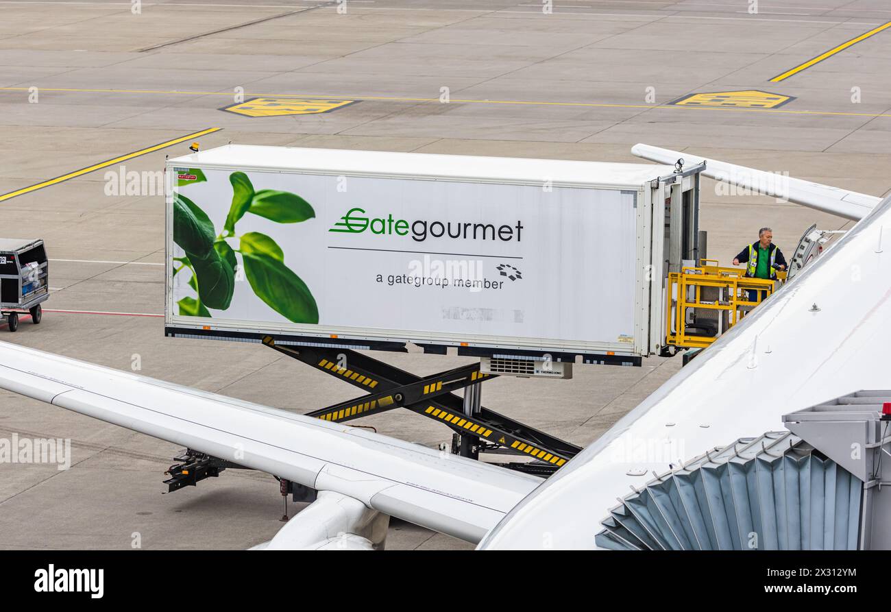 Der Airline Zulieferer Gategourmet versorgt ein Flugzeug am Flughafen Zürich ein Flugzeug mit Verpflegung und Getränke. (Zürich, Schweiz, 24.05.2022) Stockfoto