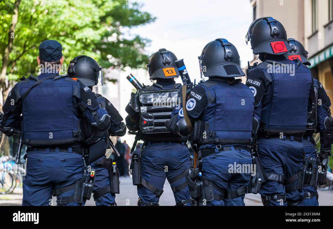 Polizisten der Zürcher Stadtpolizei stehen in Schutzausrüstung für den Ordnungsdienst zwischen der antifaschistischen Gegendemonstration und dem bewil Stockfoto