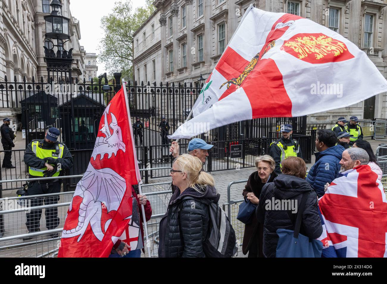 London, Großbritannien. April 2024. Während einer St. George's Day-Rallye winken die Leute vor der Downing Street mit Fahnen. Die Metropolitan Police hatte zuvor mitgeteilt, dass Mitglieder rechtsextremer Gruppen an der Kundgebung teilnehmen würden. Quelle: Mark Kerrison/Alamy Live News Stockfoto