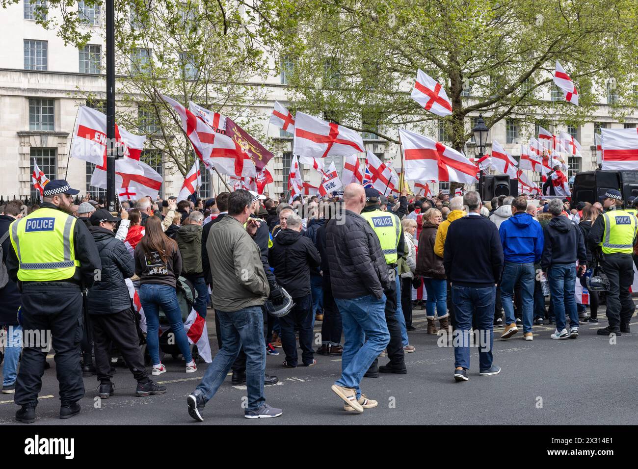 London, Großbritannien. April 2024. Bei einer St. George's Day-Rallye auf der Richmond Terrace winken die Menschen mit den Flaggen von St. George's. Die Metropolitan Police hatte zuvor mitgeteilt, dass Mitglieder rechtsextremer Gruppen an der Kundgebung teilnehmen würden. Quelle: Mark Kerrison/Alamy Live News Stockfoto