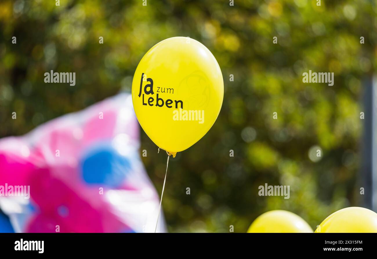 Ein Ballon mit der Aufschrift 'Ja zum Leben' auf dem Marktplatz in Zürich-Oerlikon. (Zürich, Schweiz, 17.09.2022) Stockfoto