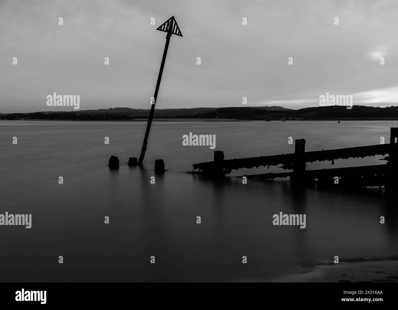 Dreieckiger Meeresmarker am Ende eines verfallenden Groyne, Exmouth Devon UK. März 2024 Stockfoto