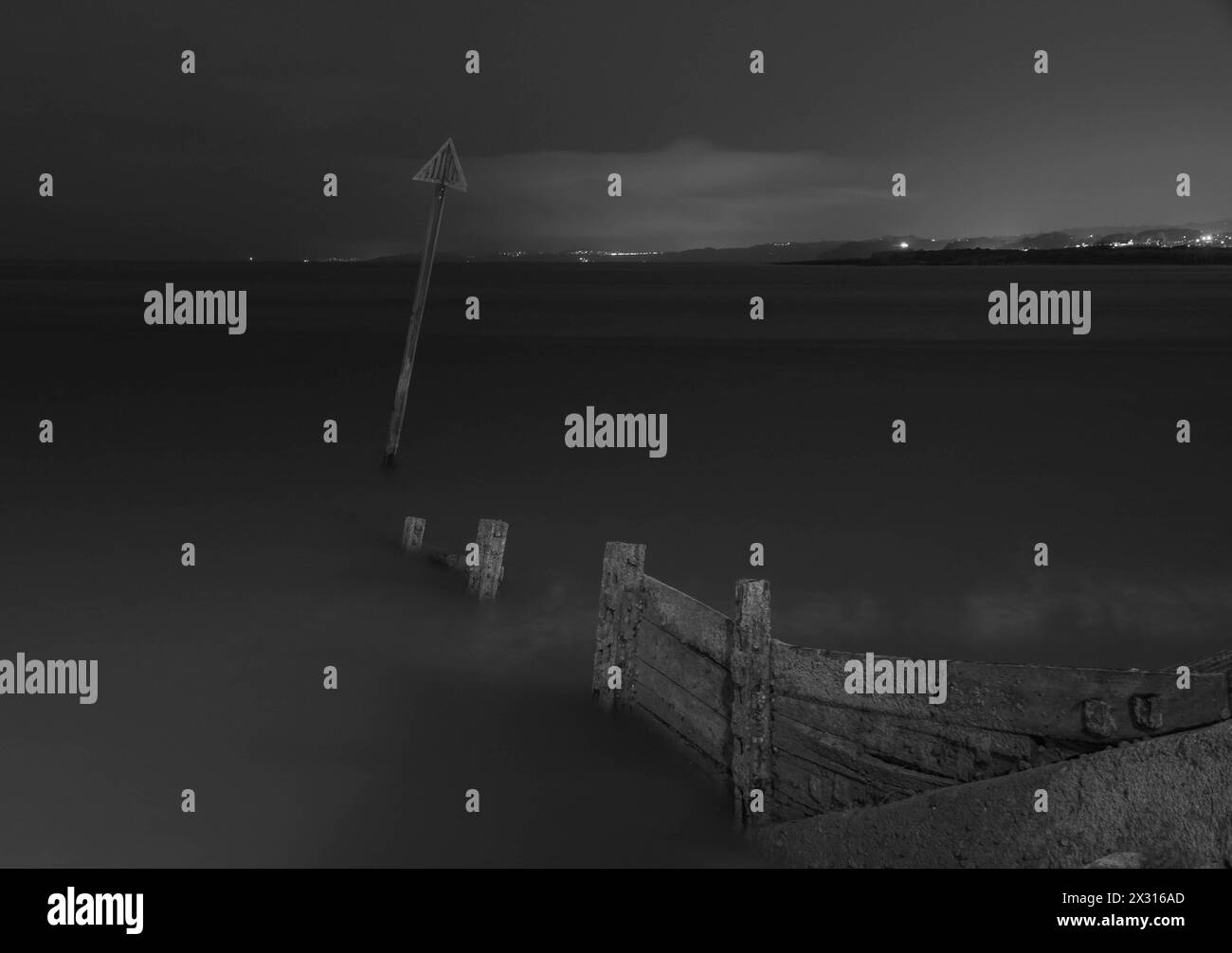 Dreieckiger Meeresmarker am Ende eines verfallenden Groyne, Exmouth Devon UK. März 2024 Stockfoto