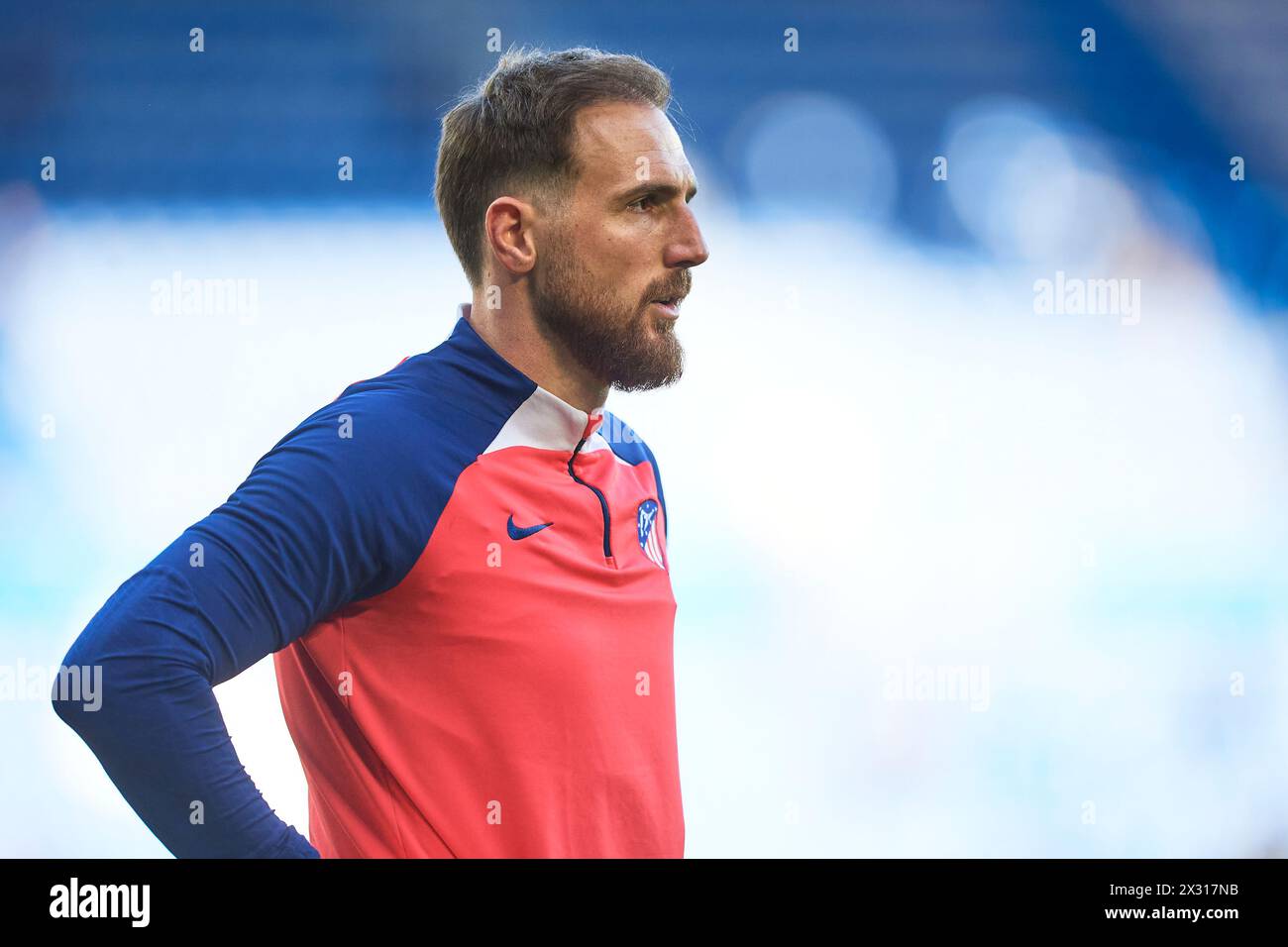 Jan Oblak von Atletico de Madrid sieht beim LaLiga EA Sports Spiel zwischen Deportivo Alaves und Atletico de Madrid im Mendizorrotza Stadion an Stockfoto