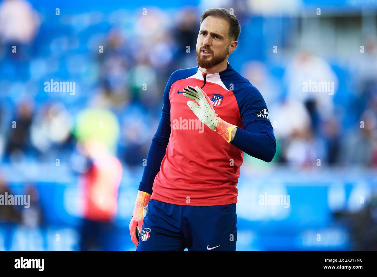 Jan Oblak von Atletico de Madrid sieht beim LaLiga EA Sports Spiel zwischen Deportivo Alaves und Atletico de Madrid im Mendizorrotza Stadion an Stockfoto