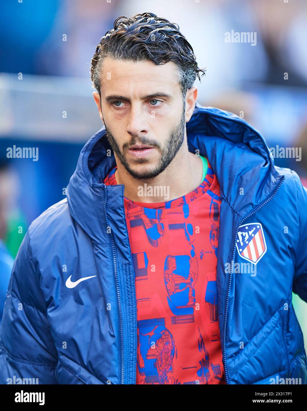 Mario Hermoso von Atletico de Madrid sieht sich beim LaLiga EA Sports Spiel zwischen Deportivo Alaves und Atletico de Madrid im Mendizorrotza Stadiu an Stockfoto