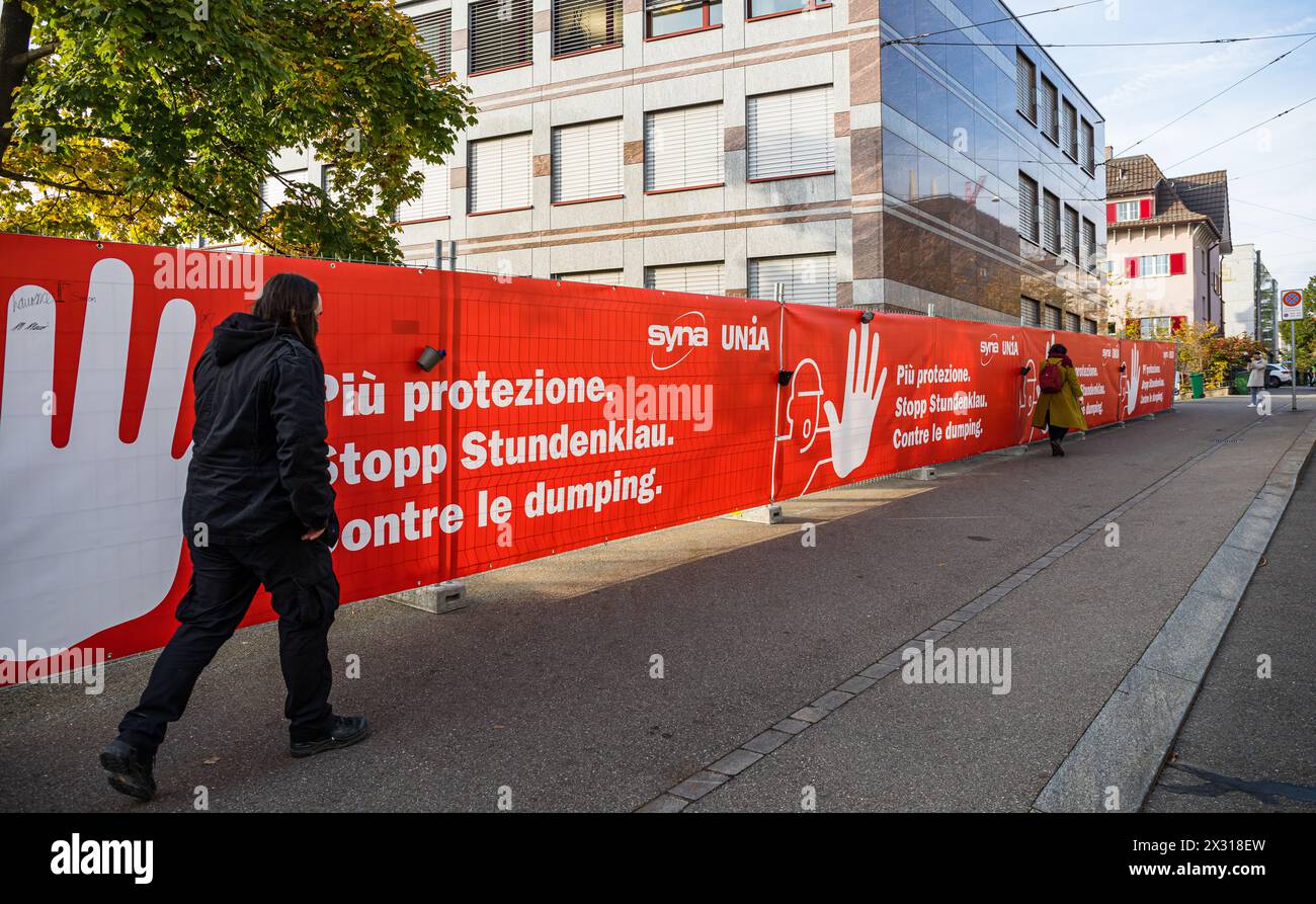 Der Schweizerische Baumeisterverband fordert eine 58 Stunden Woche, damit sind die Bauarbeiter nicht einverstand. Sie demonstrieren und wehren sich. Stockfoto