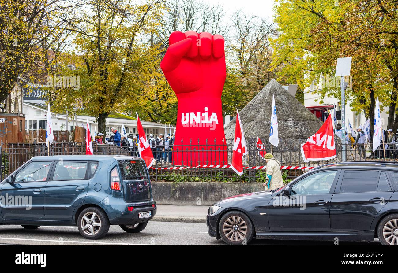 Die Hand geballt zu einer Faust. Das ist unter anderem das Symbol der Unia, welche zum Arbeitskampf der Bauarbeiter mobilsiiert hat. (Zürich, Schweiz, Stockfoto