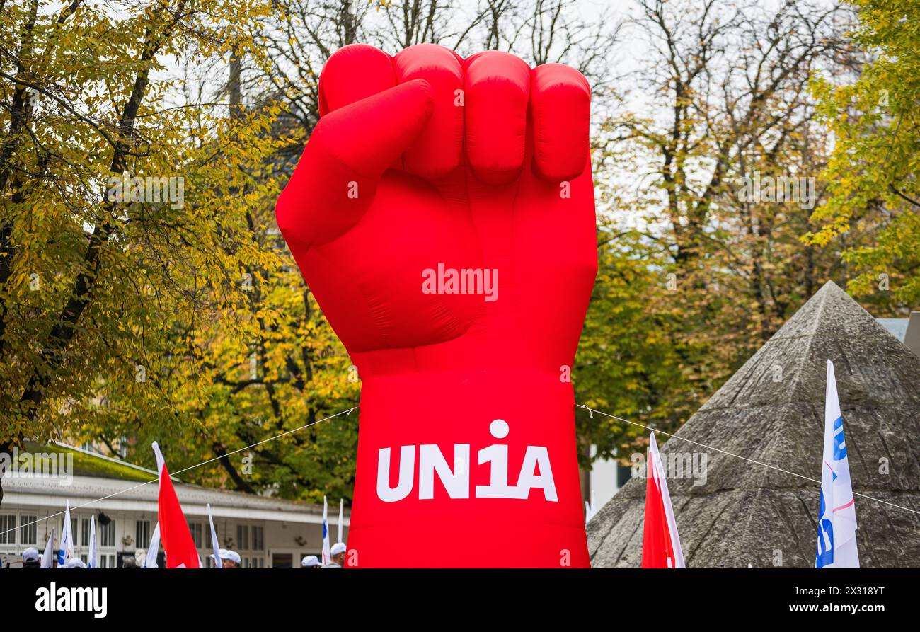 Die Hand geballt zu einer Faust. Das ist unter anderem das Symbol der Unia, welche zum Arbeitskampf der Bauarbeiter mobilsiiert hat. (Zürich, Schweiz, Stockfoto