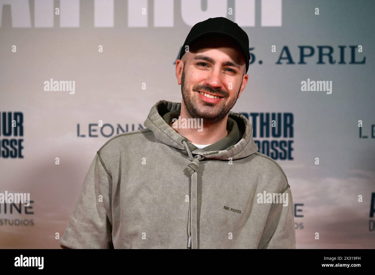 Köln, Deutschland. April 2024. Der Moderator Dominik Porschen kommt zur Charity-Vorführung des Abenteuerfilms Arthur der große. Er erzählt die wahre Geschichte: Ein Abenteurer und Bergsteiger adoptiert einen streunenden Hund namens Arthur und nimmt ihn zu Wettkämpfen mit. Quelle: Horst Galuschka/dpa/Horst Galuschka dpa/Alamy Live News Stockfoto