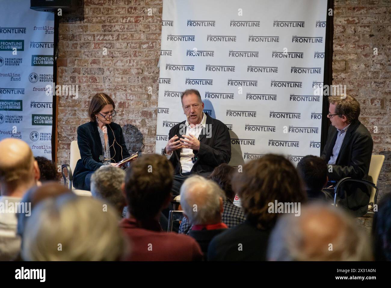 Bucheinführung von England: Seven Myths That Changed the Country von Marc Stears & Tom Baldwin. Geleitet von Rachel Sylvester im Frontline Club Stockfoto