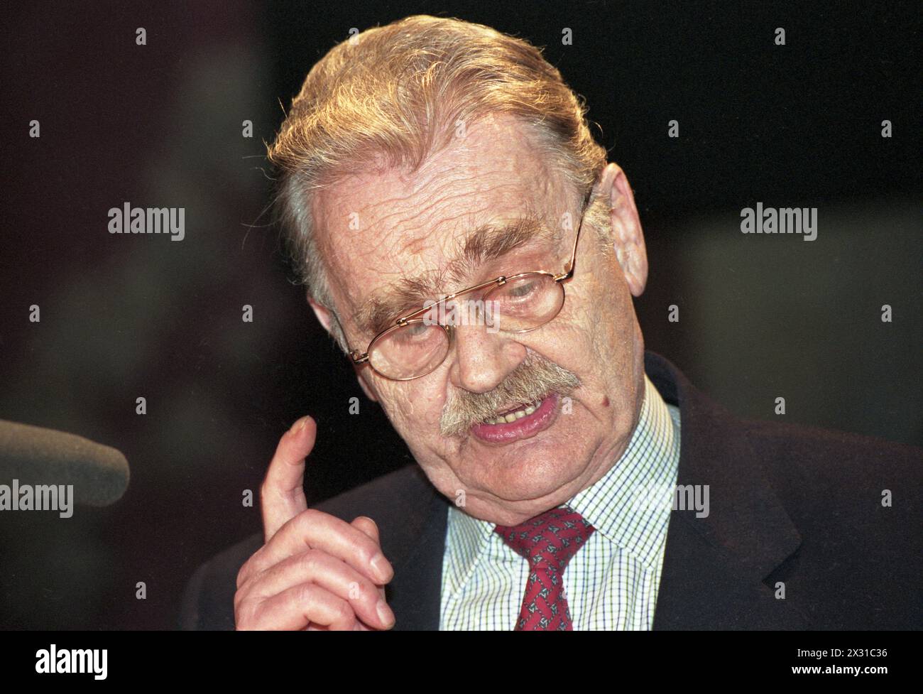 Artmann, H.C., 12.6.1921 - 4.12.2000, österreichischer Schriftsteller, während einer Lesung, WIEN, 22.04.1995, ADDITIONAL-RIGHTS-CLEARANCE-INFO-NOT-AVAILABLE Stockfoto