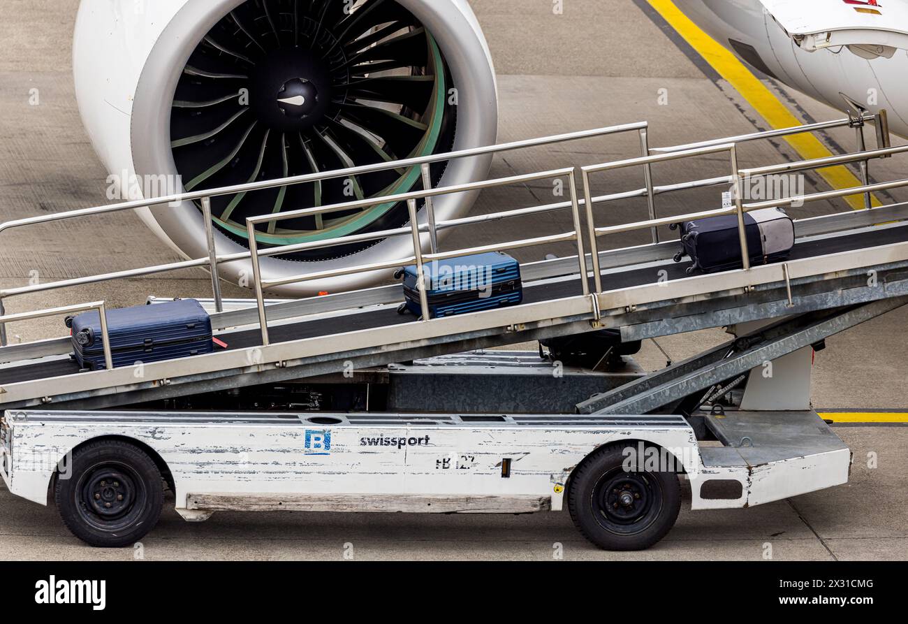 Koffer werden mit einem Förderband am Flughafen Zürich in einem Flugzeug geladen. (Zürich, Schweiz, 24.05.2022) Stockfoto