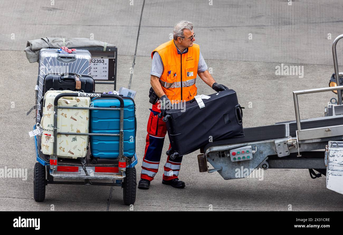 Ein Mitarbeiter von Swissport belädet ein Flugzeug mit Koffern von Reisenden am Flughafen in Zürich. (Zürich, Schweiz, 24.05.2022) Stockfoto