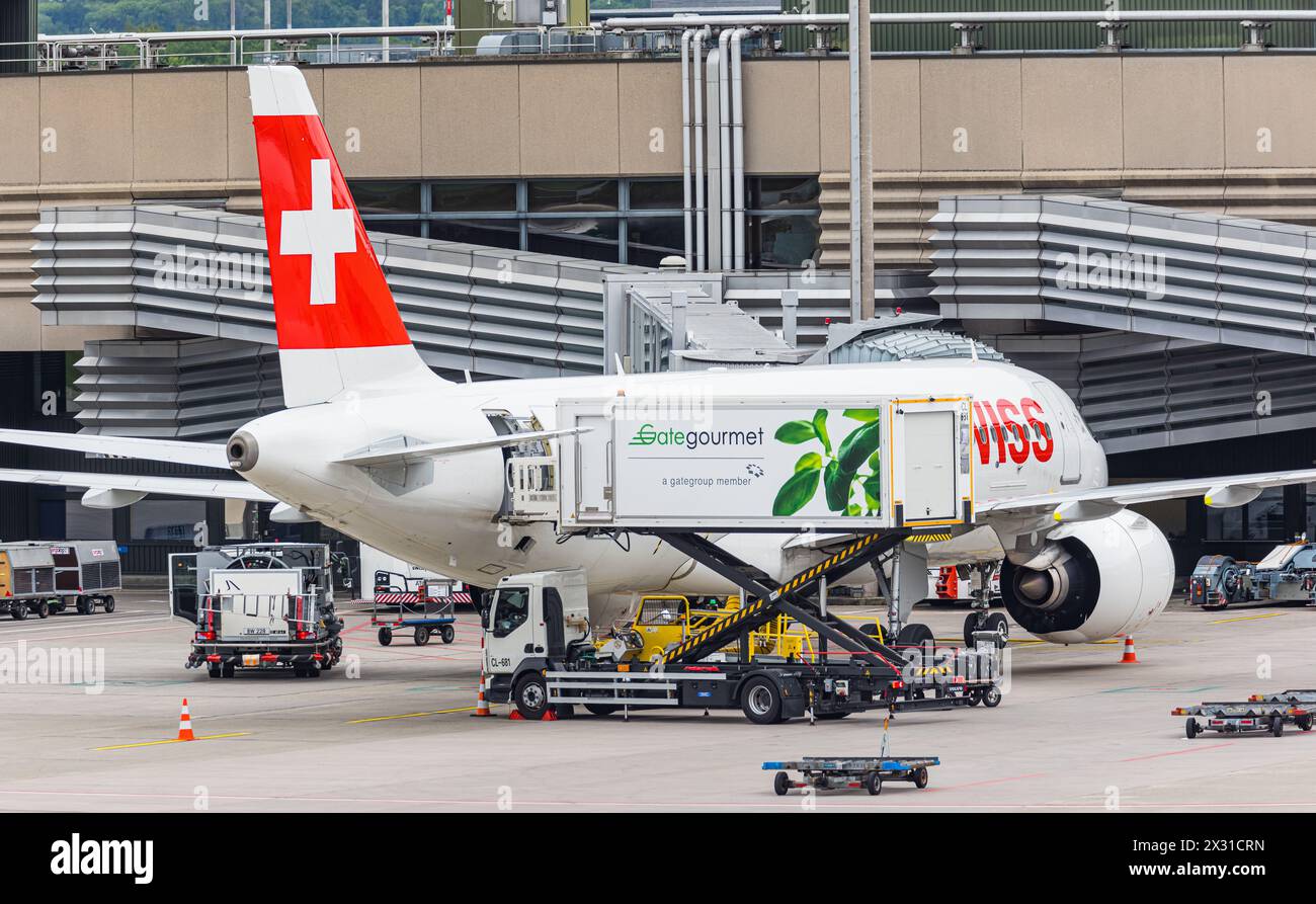 Ein Fahrzeug von Gategourmet versorgt am Flughafen Zürich ein Flugzeug der Swiss International Airlines mit neuer Verpflegung und Getränke. (zürich, Stockfoto