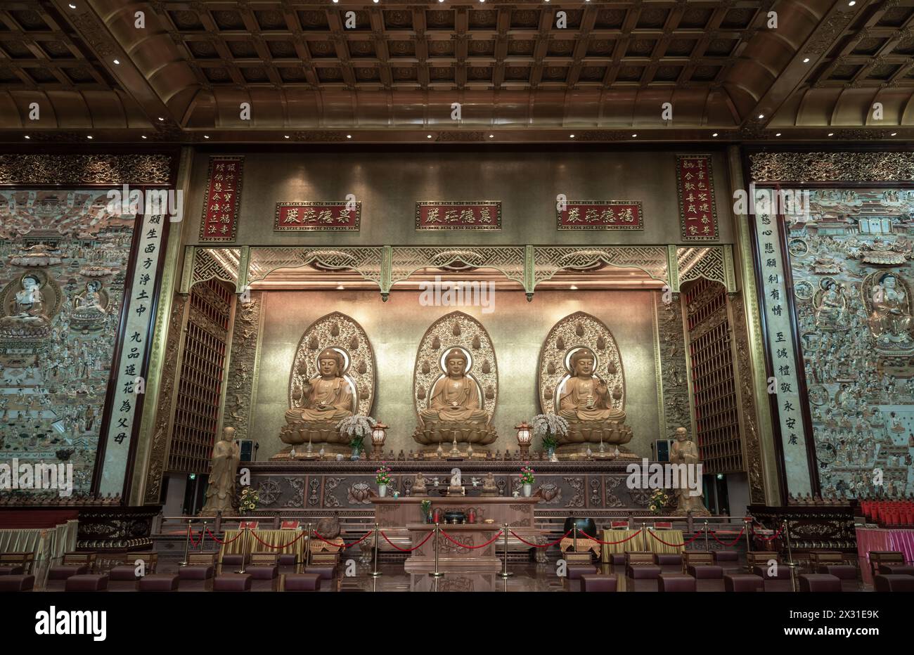 Bangkok, Thailand - 11. April 2024 - drei Buddha-Bilder im Fo Guang Shan Thaihua Tempel sind berühmt. Taiwanesischer Tempelstil, das Institut von B. Stockfoto