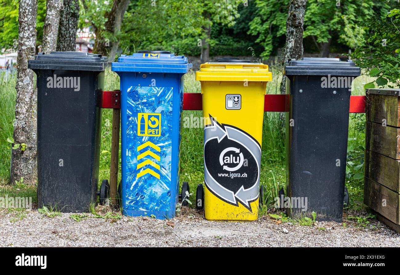 Verschiedene Mülltonnen, unter anderem für das Recycling von PET und Aluminium, stehen zur Benutzung bereit. (Diessenhofen, Schweiz, 25.05.2022) Stockfoto