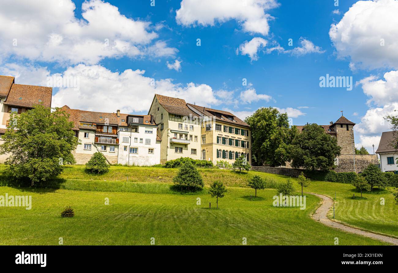 Blick auf die Hausfassaden der historischen Häuser der Altstadt von Diessenhofen im Kanton Thurgau. (Diessenhofen, Schweiz, 25.05.2022) Stockfoto