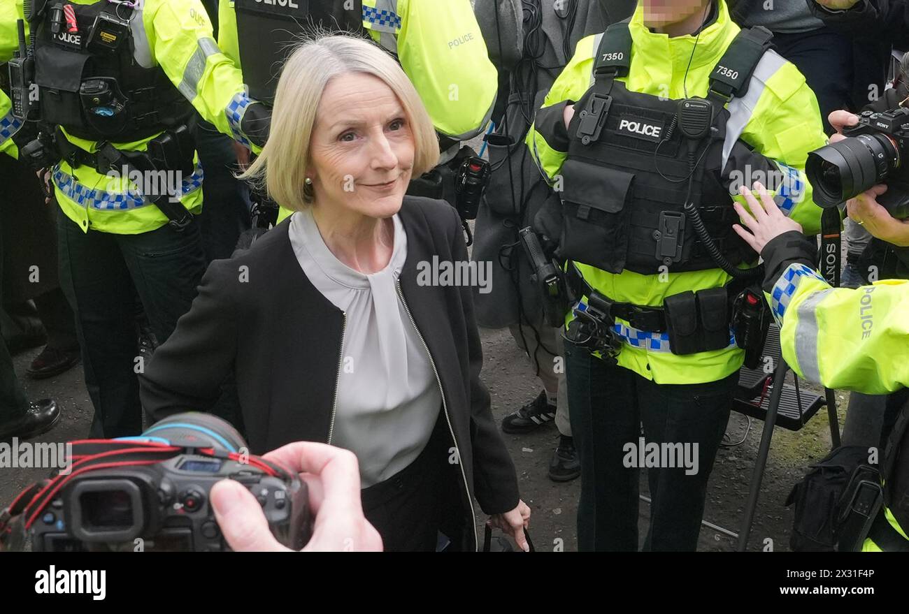 DIE REDAKTEURE MERKEN DAS BILD PIXELLATED VOM BILDKOMITEE der PA ZUM SCHUTZ DER OFFIZIERE DER PSNI Sir Jeffrey Donaldsons Frau Lady Eleanor Donaldson kommt am New Magistrates' Court an, um sich wegen derselben Polizeiuntersuchung wie ihr Mann, der ehemalige DUP-Führer, angeklagt zu werden. der wegen Vergewaltigung und einer Reihe anderer historischer Sexualstraftaten vor Gericht erschien. Bilddatum: Mittwoch, 24. April 2024. Stockfoto