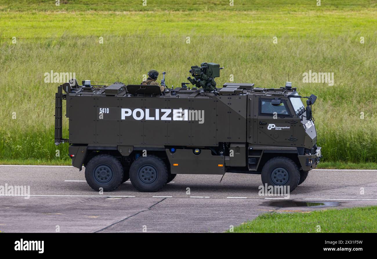 Seit 2018 patroulliert ein geschützter Duro IIIP der Kantonspolizei Zürich auf dem Flughafen Zürich. Hergestellt war das Fahrzeug vom in der Schweiz Stockfoto