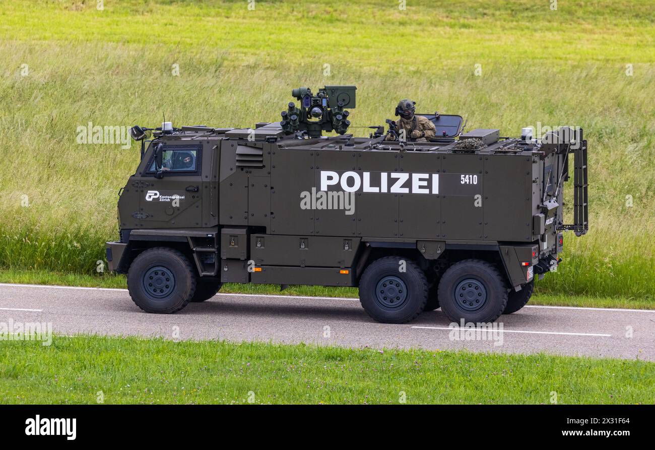 Seit 2018 patroulliert ein geschützter Duro IIIP der Kantonspolizei Zürich auf dem Flughafen Zürich. Hergestellt war das Fahrzeug vom in der Schweiz Stockfoto