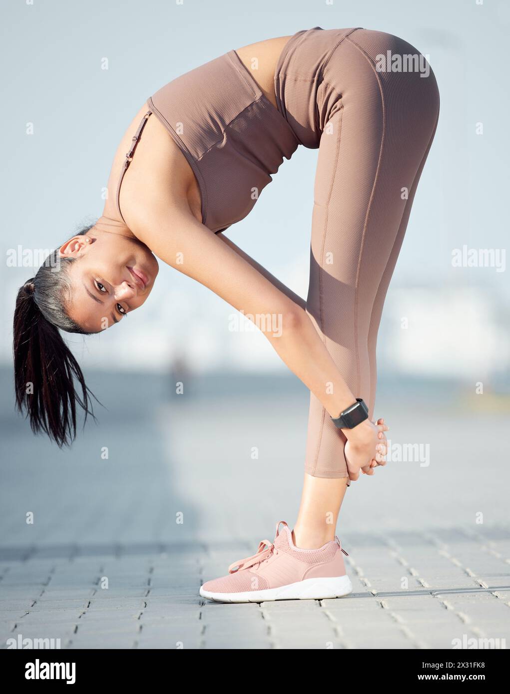 Glückliche Frau, Porträt und Läuferin mit Fitness im Stretching oder Vorbereitung auf Workout, Training oder Outdoor-Training, Junge weibliche Person oder Athletin Stockfoto