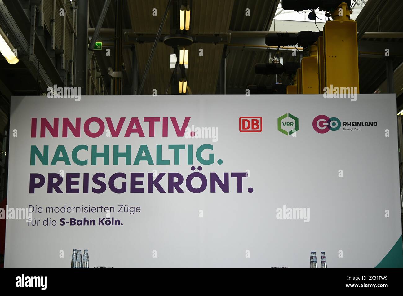 Köln, Deutschland. April 2024. Slogan bei der Vorstellung der neuen S-Bahn-Züge von GO.Rheinland, Verkehrsverbund Rhein-Ruhr (VRR) und DB Regio NRW. Sie machen die Kölner S-Bahn für die Zukunft im Kölner S-Bahn-Netz bereit und setzen neue Maßstäbe Credit: Horst Galuschka/dpa/Horst Galuschka dpa/Alamy Live News Stockfoto
