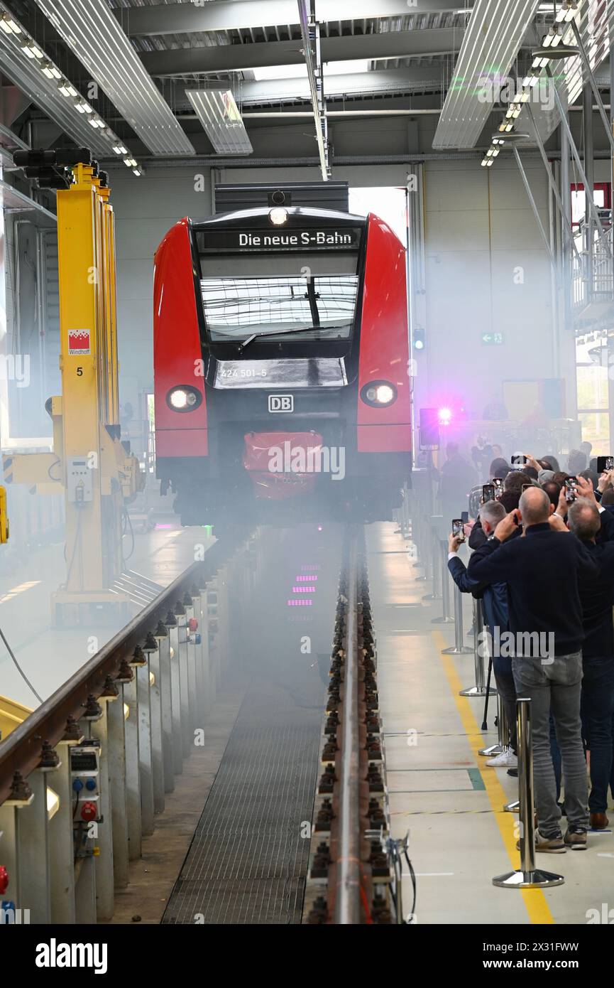 Köln, Deutschland. April 2024. Der Eingang bei der Vorstellung der neuen S-Bahn-Züge von GO.Rheinland, Verkehrsverbund Rhein-Ruhr (VRR) und DB Regio NRW. Sie machen die Kölner S-Bahn für die Zukunft im Kölner S-Bahn-Netz bereit und setzen neue Maßstäbe Credit: Horst Galuschka/dpa/Horst Galuschka dpa/Alamy Live News Stockfoto
