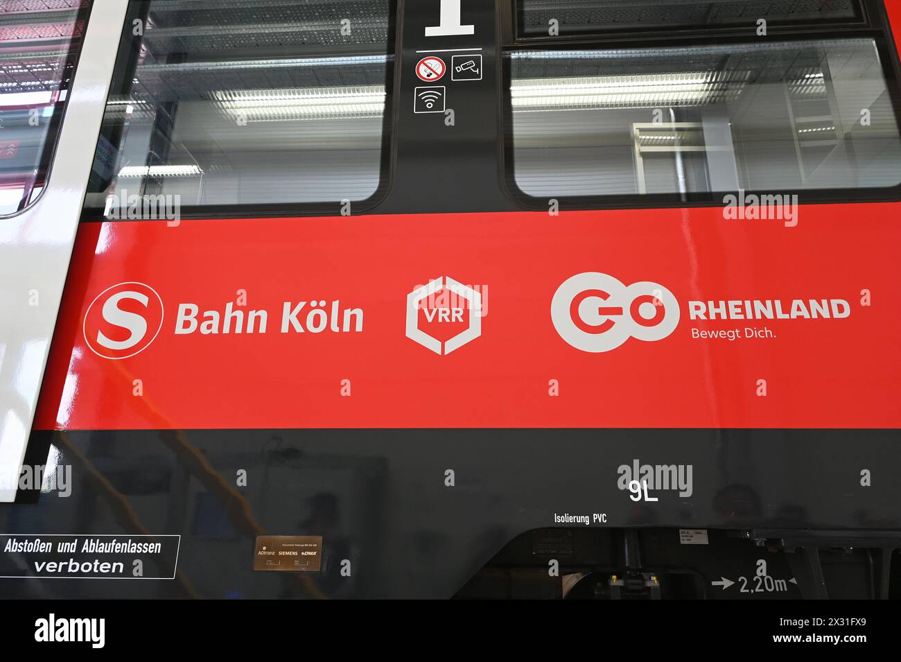 Köln, Deutschland. April 2024. Bei der Vorstellung der neuen S-Bahn-Züge aus GO.Rheinland, Verkehrsverbund Rhein-Ruhr (VRR) und DB Regio NRW. Sie machen die Kölner S-Bahn für die Zukunft im Kölner S-Bahn-Netz bereit und setzen neue Maßstäbe Credit: Horst Galuschka/dpa/Horst Galuschka dpa/Alamy Live News Stockfoto