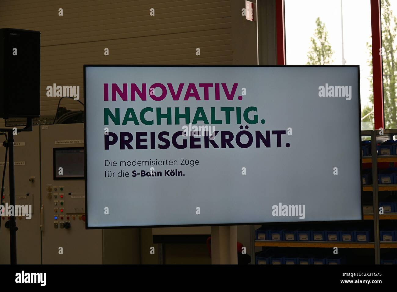 Köln, Deutschland. April 2024. Slogan bei der Vorstellung der neuen S-Bahn-Züge von GO.Rheinland, Verkehrsverbund Rhein-Ruhr (VRR) und DB Regio NRW. Sie machen die Kölner S-Bahn für die Zukunft im Kölner S-Bahn-Netz bereit und setzen neue Maßstäbe Credit: Horst Galuschka/dpa/Horst Galuschka dpa/Alamy Live News Stockfoto
